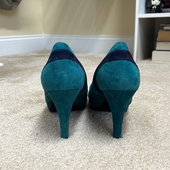 Teal and Purple Suede Bandolino 6 inch Heels Size 8 - Picture 4 of 6